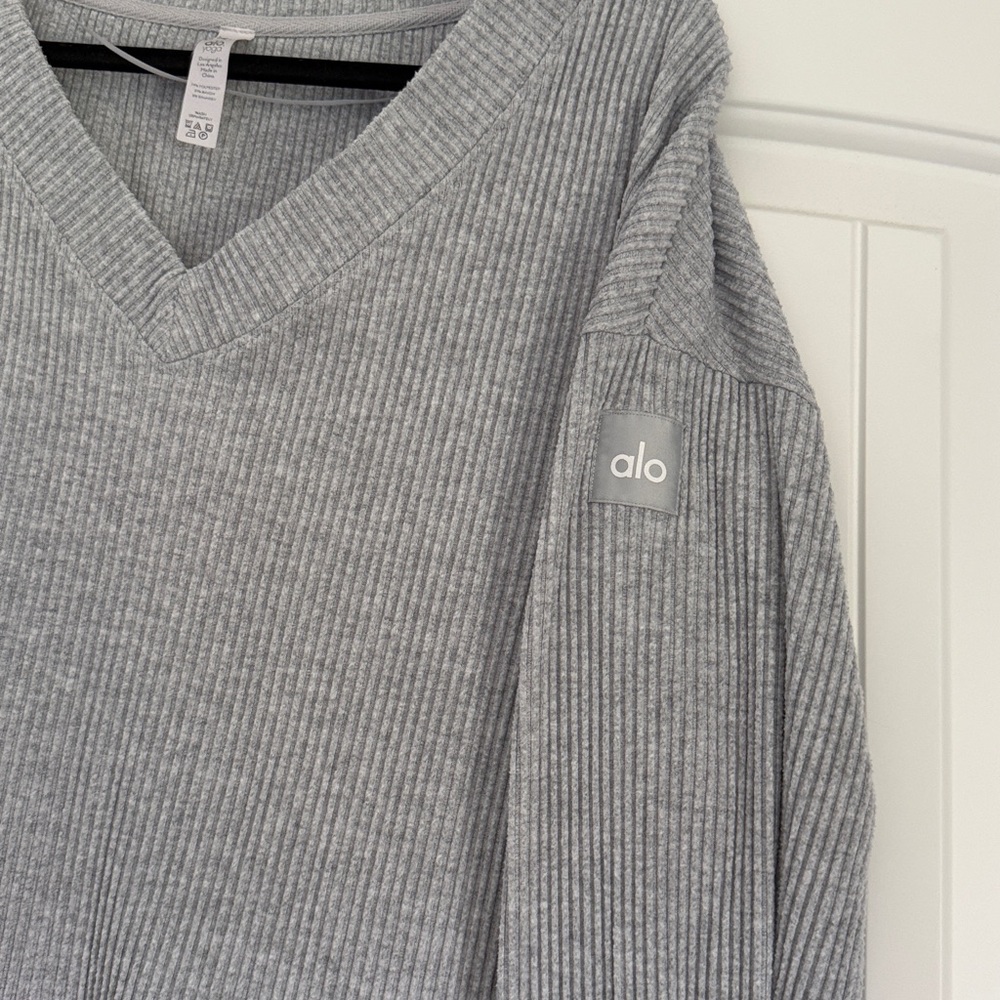 ALO Muse Gray V-Neck - Picture 3 of 3